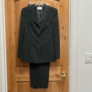 Kasper two piece pants suit
